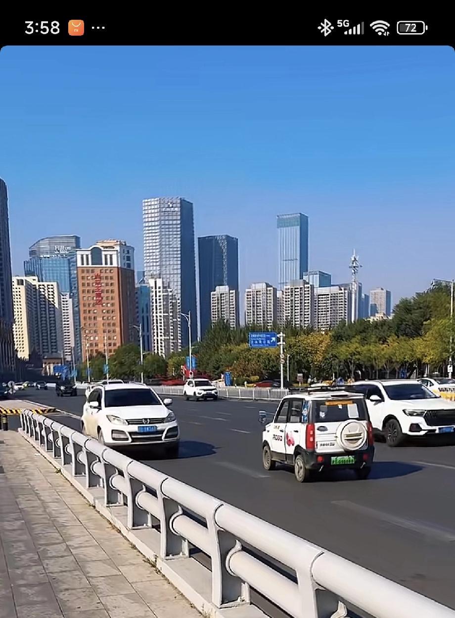 沈阳青年大街的一幕可太让人揪心了！一个老头乐竟然敢在青年大街桥上逆向行驶，这不