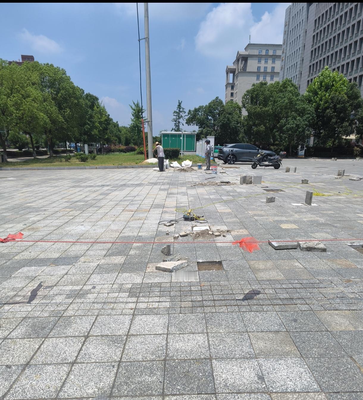 这种像大理石铺路面真不合适，年年翻修，车子一压石缝就松动，起翘，下雨天污泥飞溅人