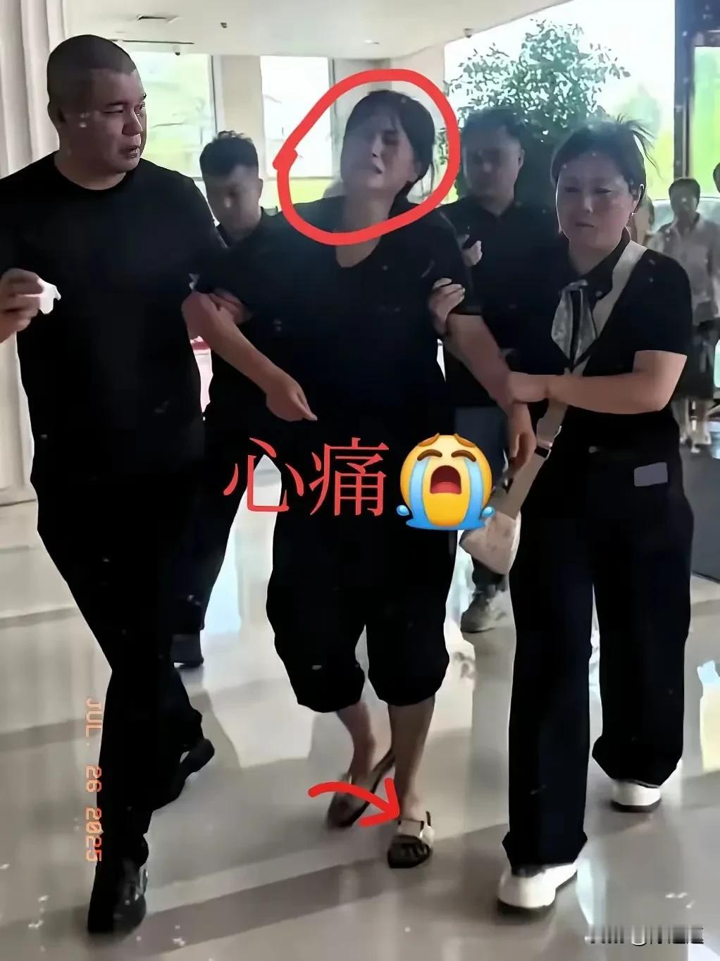 娃儿们就这样走了当妈的怎么受的了十月怀胎辛苦养大的孩子而且还那么优秀就