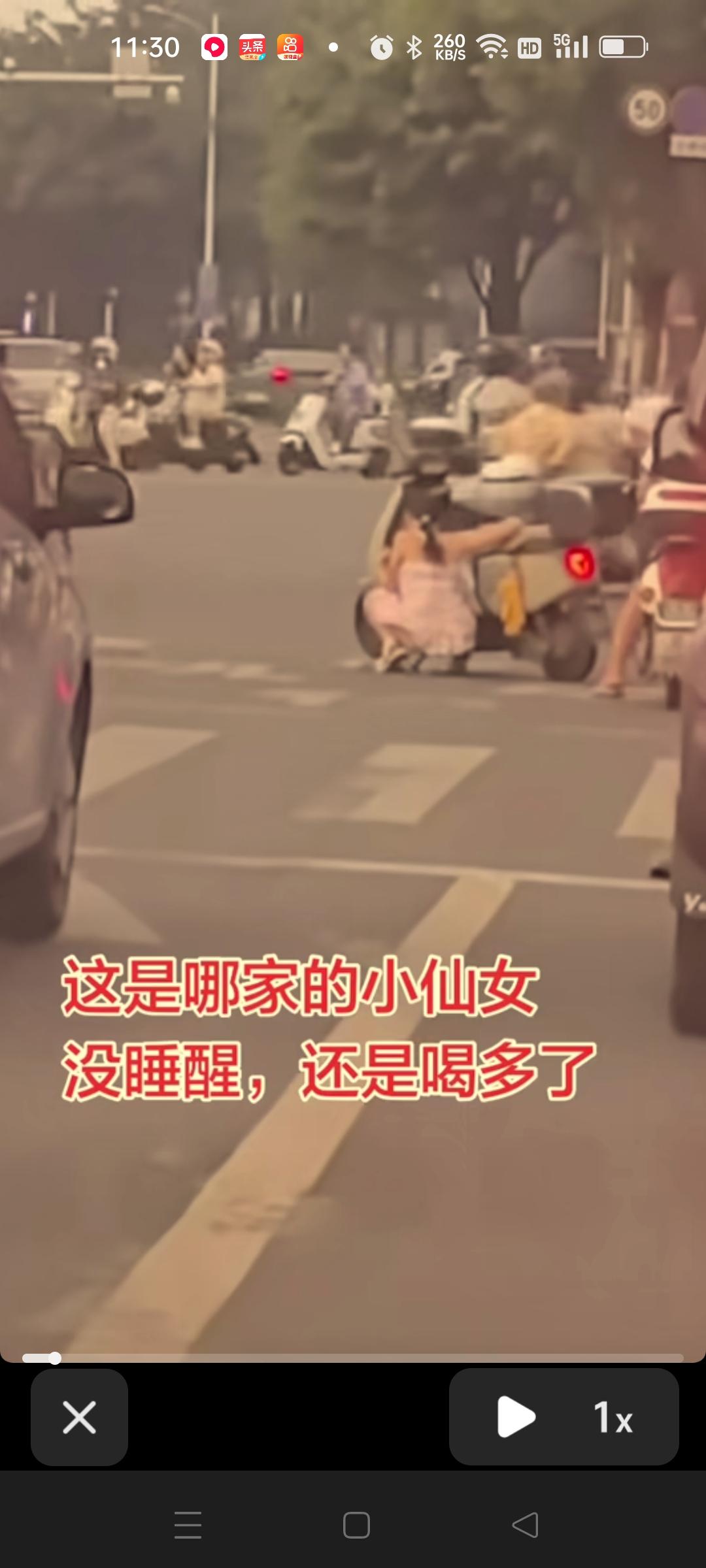 一个漂亮的女孩尿急了当街就蹲在地上撒尿。现场人来人往，她就淡定的蹲在那里嘘嘘，