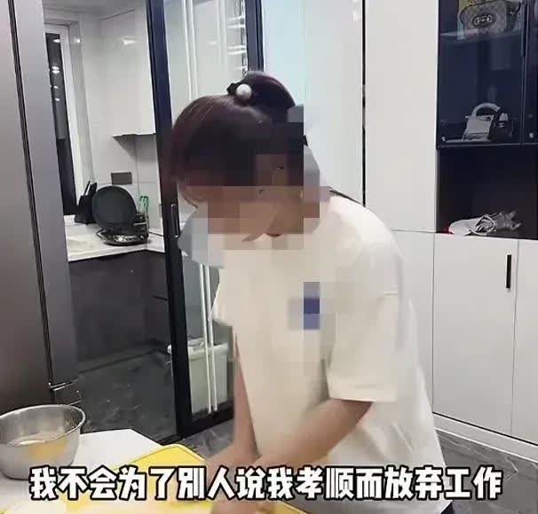 一女子说老公一月挣13000，大姑姐挣的也不少。婆婆中风瘫痪在床，两人却都不愿意