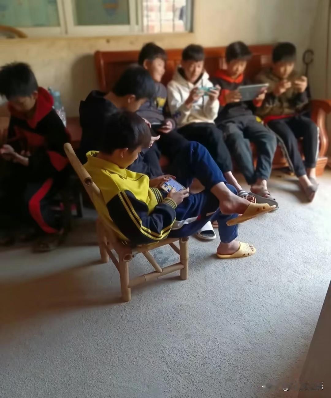 家有学生娃的家长们，是不是常被这个问题困扰😉：孩子老说用手机学习，可又担心他偷