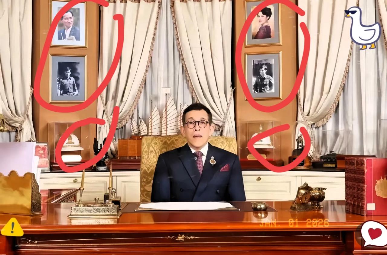 泰国国王玛哈这次的新年致辞，真是有意思。背景布置那是相当讲究，墙上挂着老国王