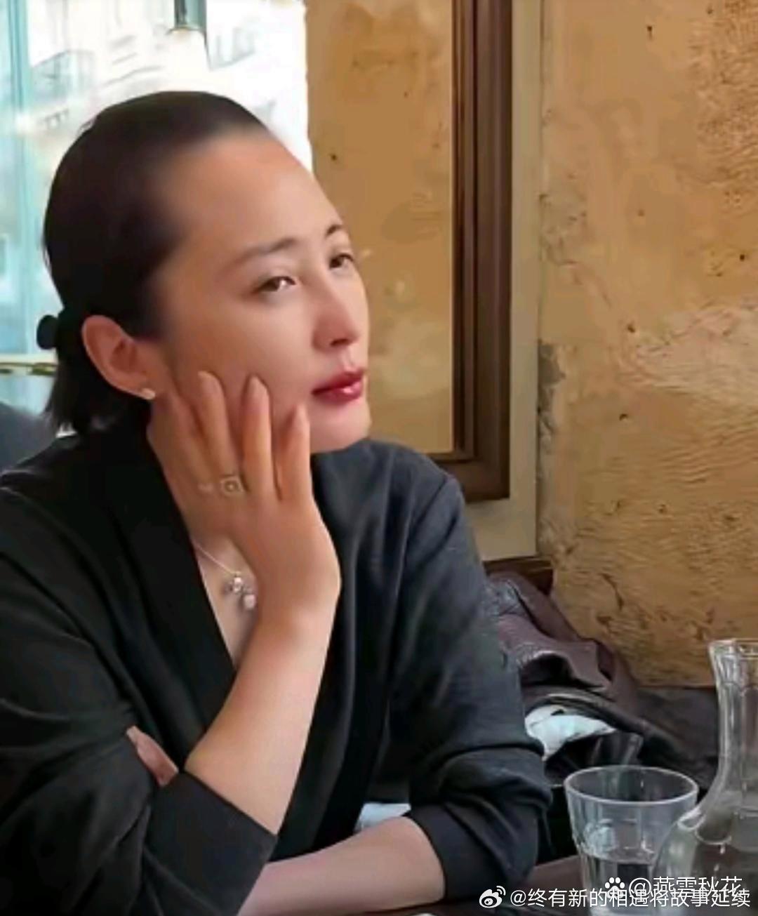 蒋勤勤真的该保养头发了，这发际线令人堪忧啊！