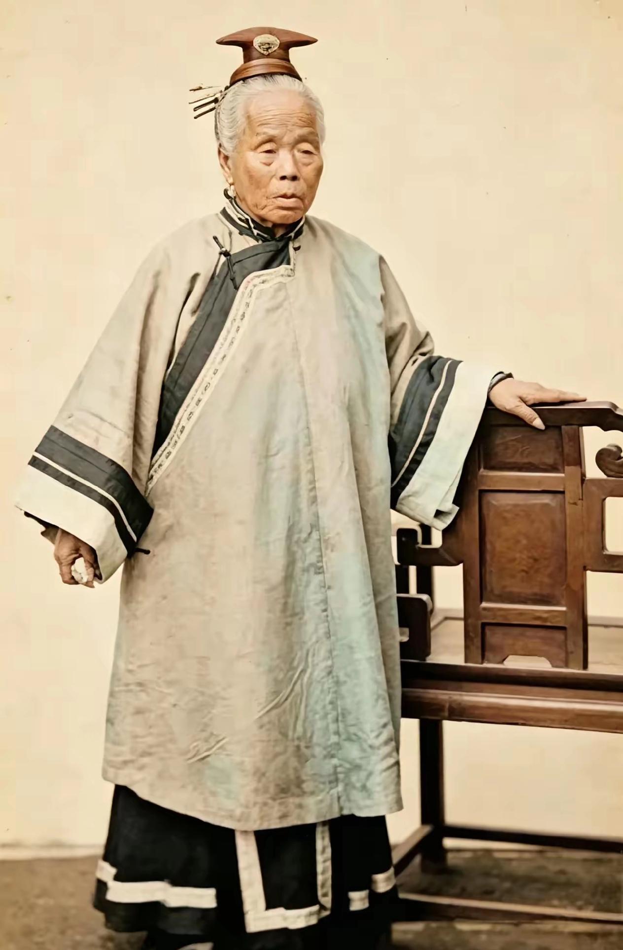 这是李鸿章母亲李氏的唯一存世影像，由英国摄影师约翰·汤姆逊于1871年在天津拍摄