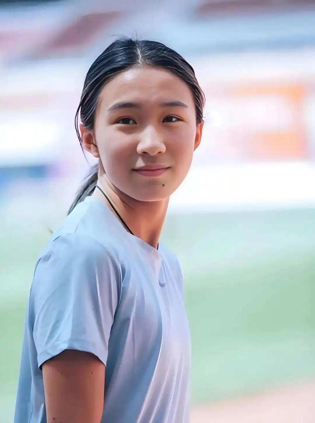 17岁田径小将陈妤颉曾直说，想长高实在太难。爸妈个子都不占优势，瞧着自己才一米五