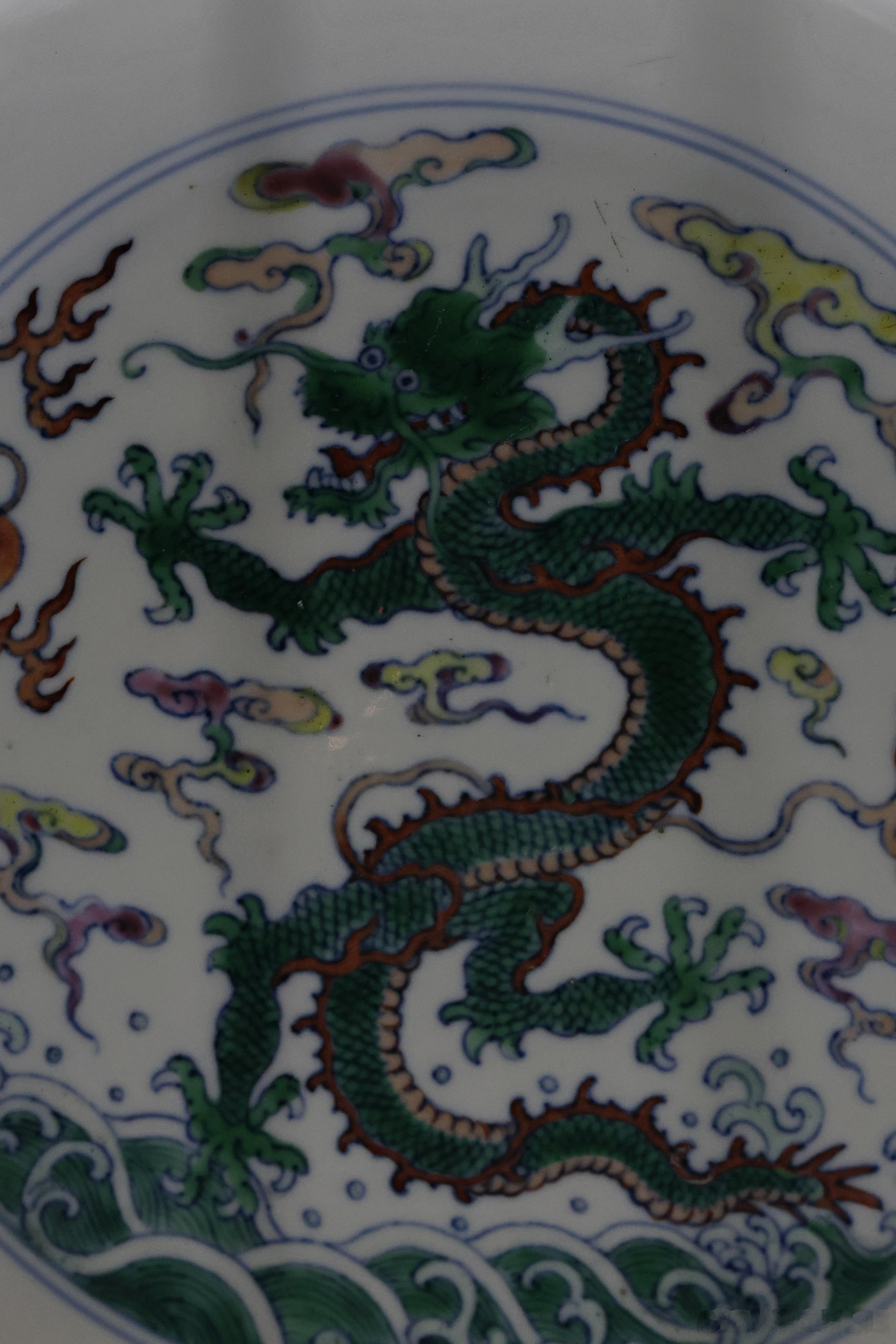斗彩云龙纹盘清雍正（公元1722-1735年）天津博物馆藏斗彩是中国古代陶瓷烧