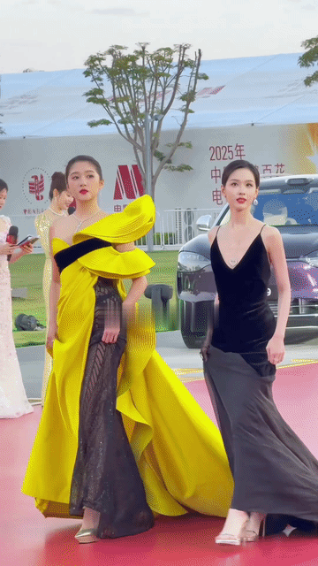 关晓彤整那么复杂还不如陈都灵穿一条简单的黑裙有韵味儿，关晓彤是真的不适合太复杂的