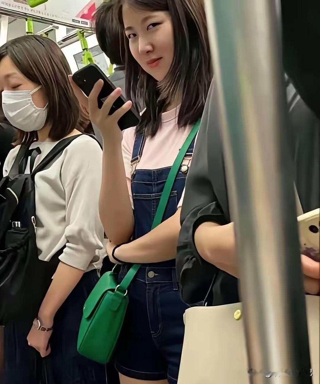 偷拍被发现了，好像美女没有生气[呲牙笑]