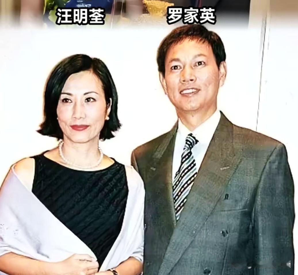 年轻时的罗家英和汪明荃，时隔多年今昔对比。台上是光彩熠熠的名角，台下是彼此依靠