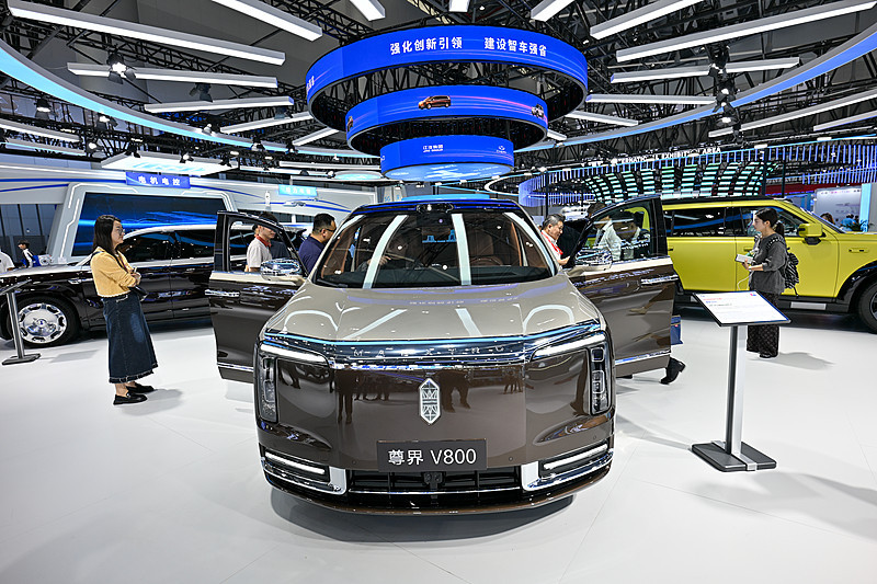 简单一句话：三台全新尊界V800，场地100km/h紧急制动测试，刹车踏板塑料支架断裂，脚刹直接失效