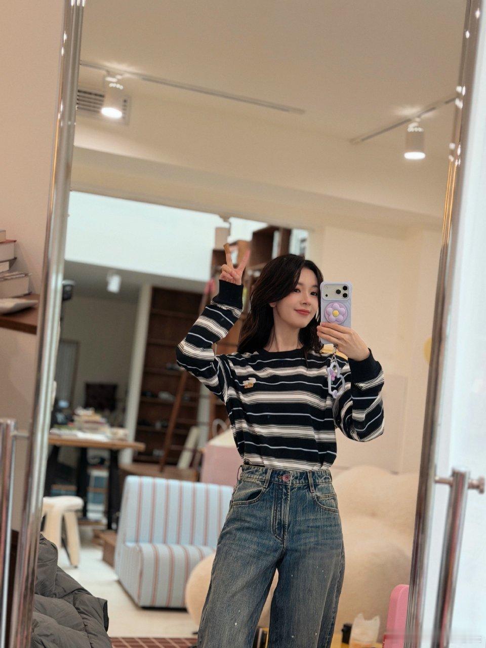 陈瑶好甜陈瑶好听又好看瑶瑶子舞台真的美晕我，歌声软软好好听，跳舞也超亮眼，妥妥女