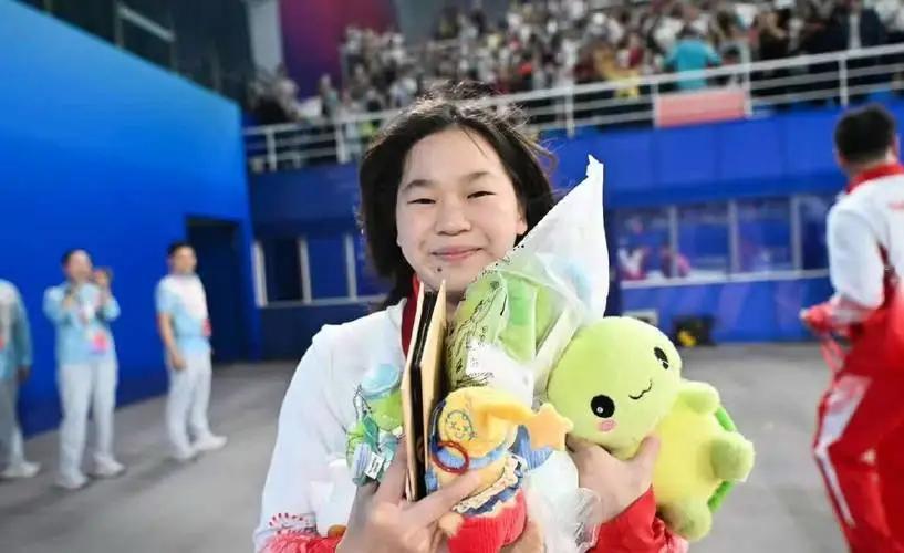 “风水真轮流转！”十五运会双人台夺冠，全红婵攥着金牌红眼沉默；三天前陈芋汐刚摘银