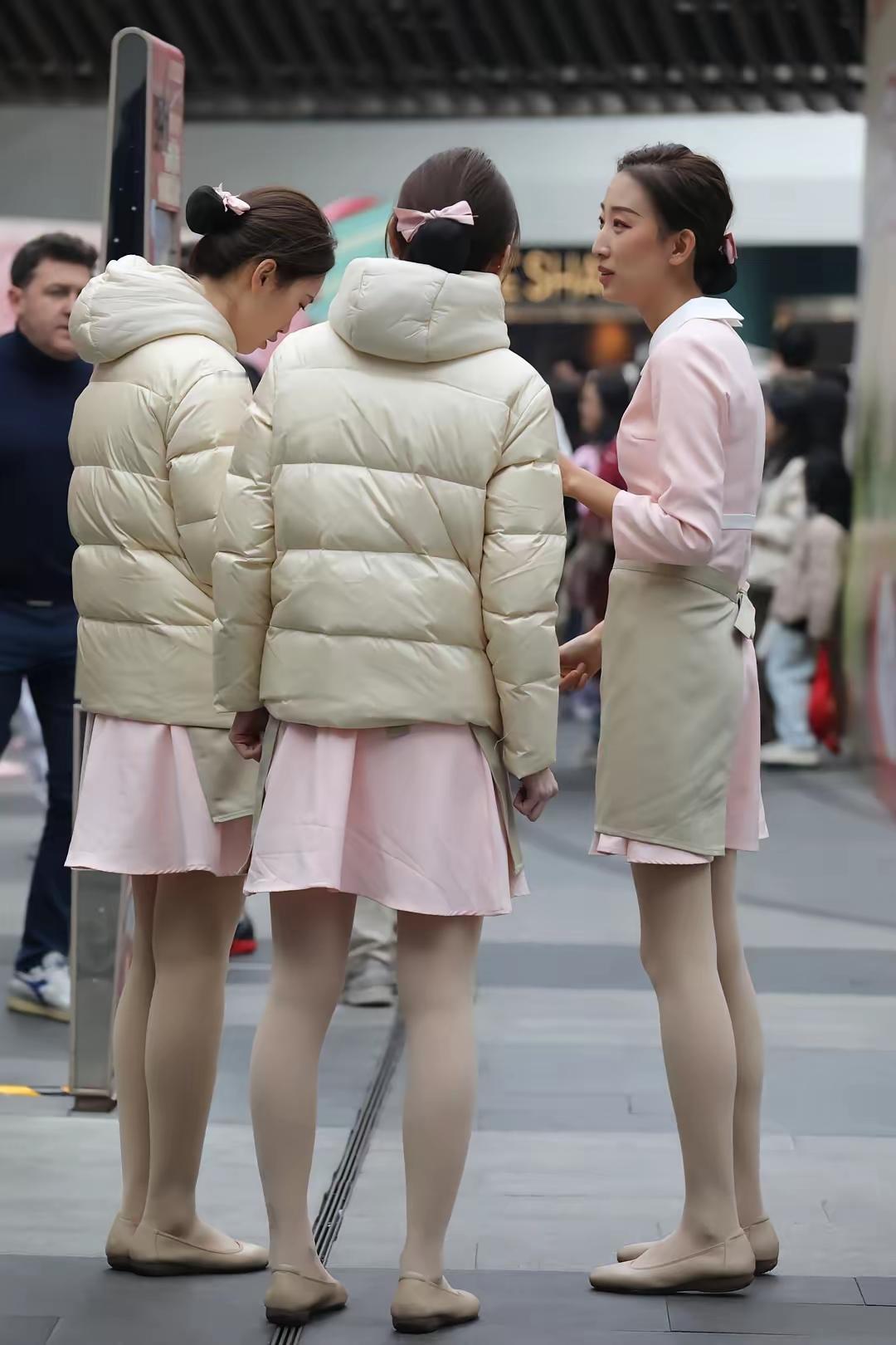 有谁知道，这三位美女从事哪个行业的吗？