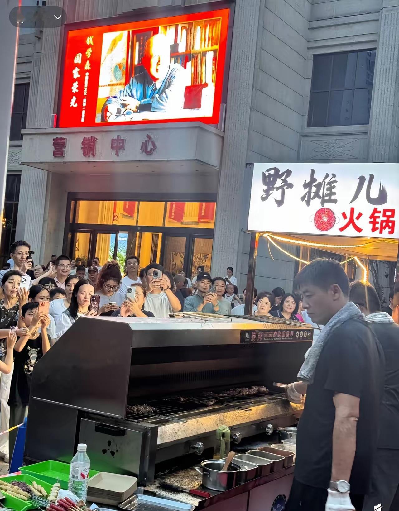 没想到，这哥们儿把剧本给撕了。本以为那个长得像张雪峰的烧烤摊主，火了之后肯定得走