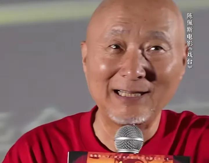 《戏台》，估计是陈佩斯的最后一部电影。一方面，《戏台》原本就是话剧改编而来，