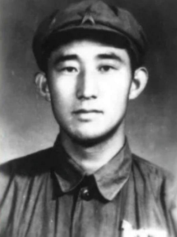 1949年，潜伏在敌人内部的地下党员吴荣森，已经引起了特务的注意，他察觉到危险，