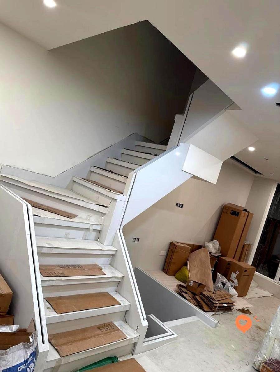 “楼梯窄得连猫都得侧身，结果2米床垫卡在半空，像一块巨型吐司。”网友@阿瓜装