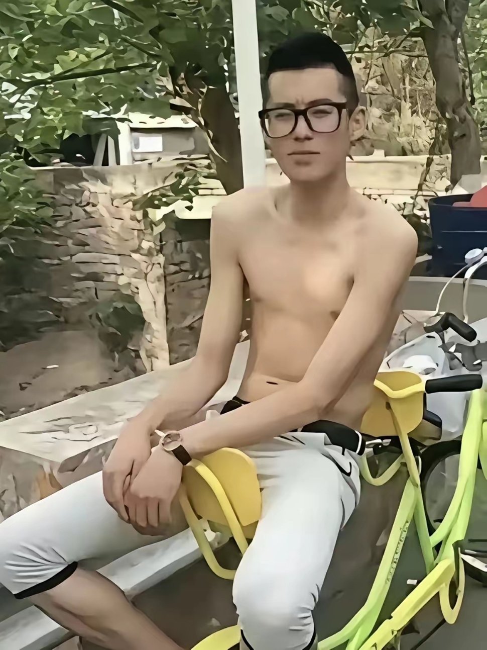 王鹤棣早期照片，依旧帅气，就是有点精神小伙