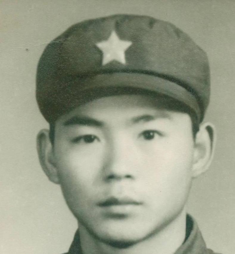 1979年的战场上，一群越南老百姓逃难，正好挡住了我军的去路。排长谢志熙没多犹豫