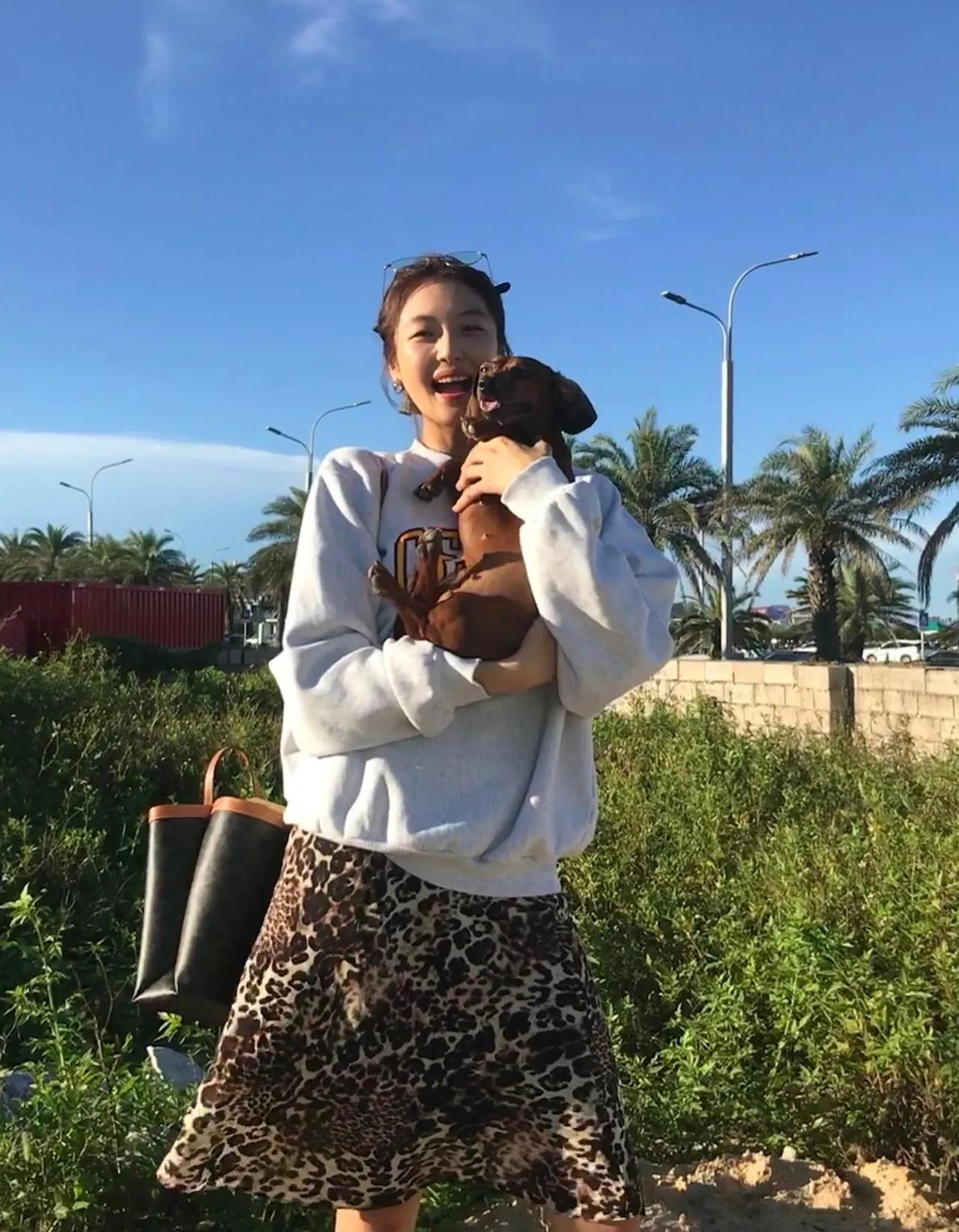 谁懂！卫衣和豹纹裙居然这么适配。孙千浅灰色宽松卫衣搭配豹纹鱼尾半裙，慵懒休闲