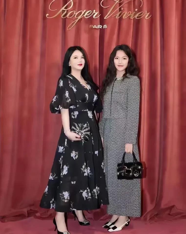 真的很好奇李湘为什么尽在奢侈品中给王诗龄挑丑衣服，每次都是给王诗龄打扮得老气横秋