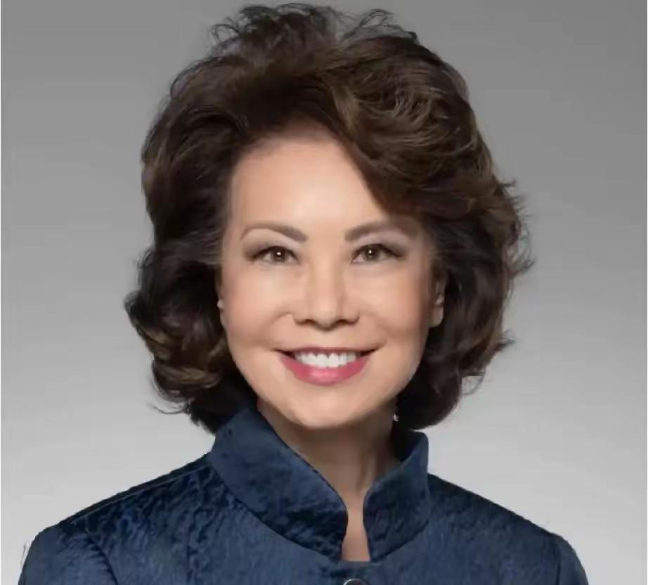 赵小兰的变脸速度，真的让人开了眼了！赵小兰曾两次接受水均益采访，早年那一次，她还