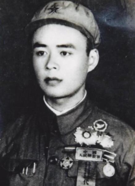 15岁时，他就被领导看上当上了志愿军，17岁在一场战役中，竟然用自己身体做炮架，