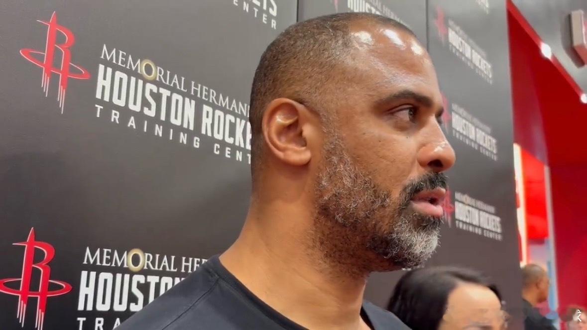 火箭主帅乌度卡接受媒体采访当被问及他在篮网时期指导过的杜兰特，与现在的杜兰特是否