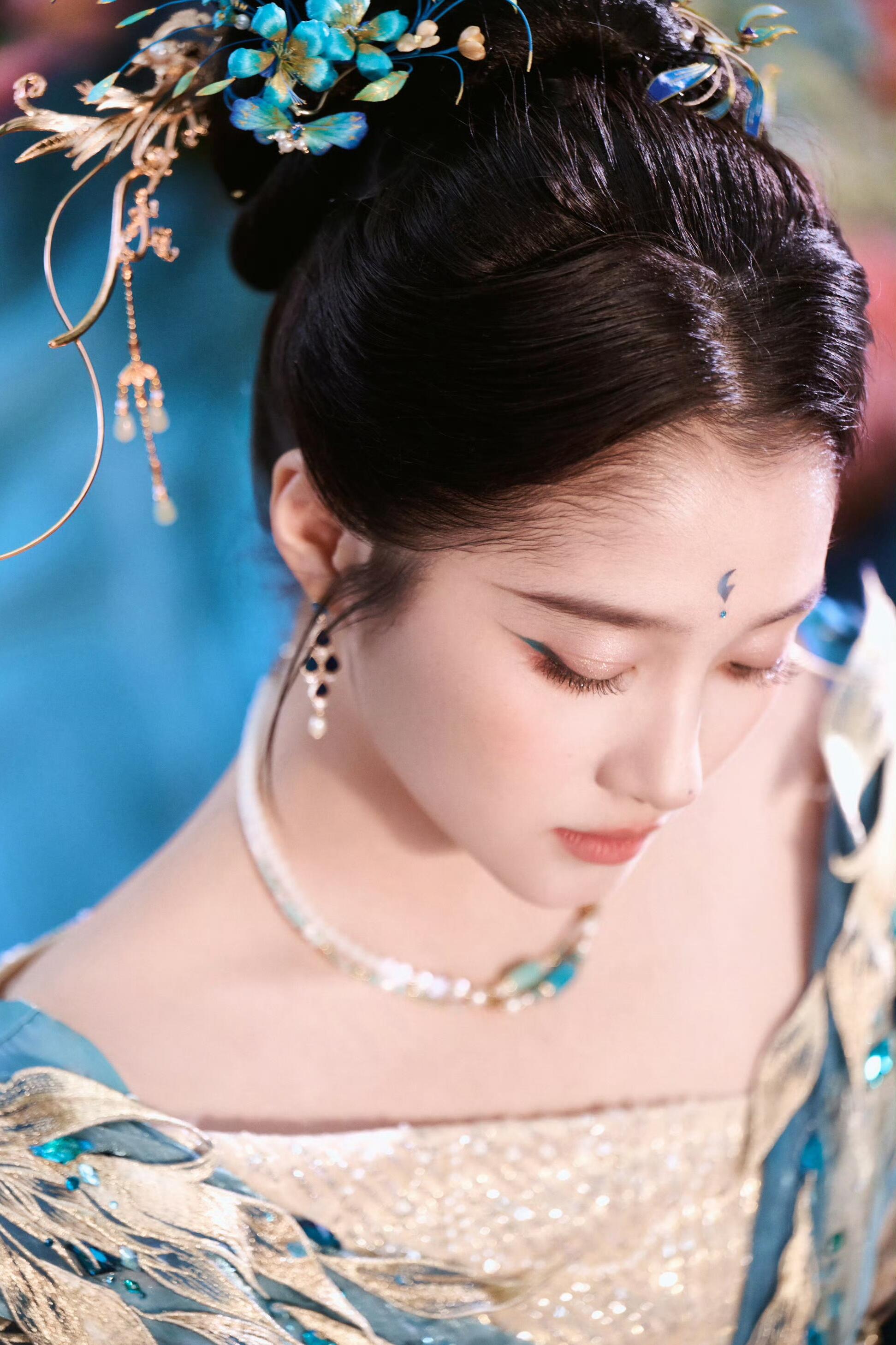 青鸟神女关晓彤，好漂亮的青色！|古风审美百花丛中一只动人青鸟关晓彤中式美学古风古装汉服首饰中式首饰审
