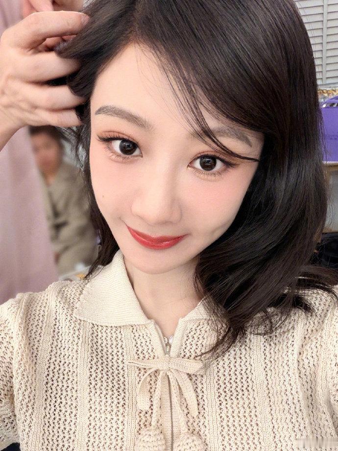 杨紫给谢娜成都演唱会送花篮了啊啊啊啊杨紫给谢娜成都演唱会送花篮了，全宇宙最闪亮