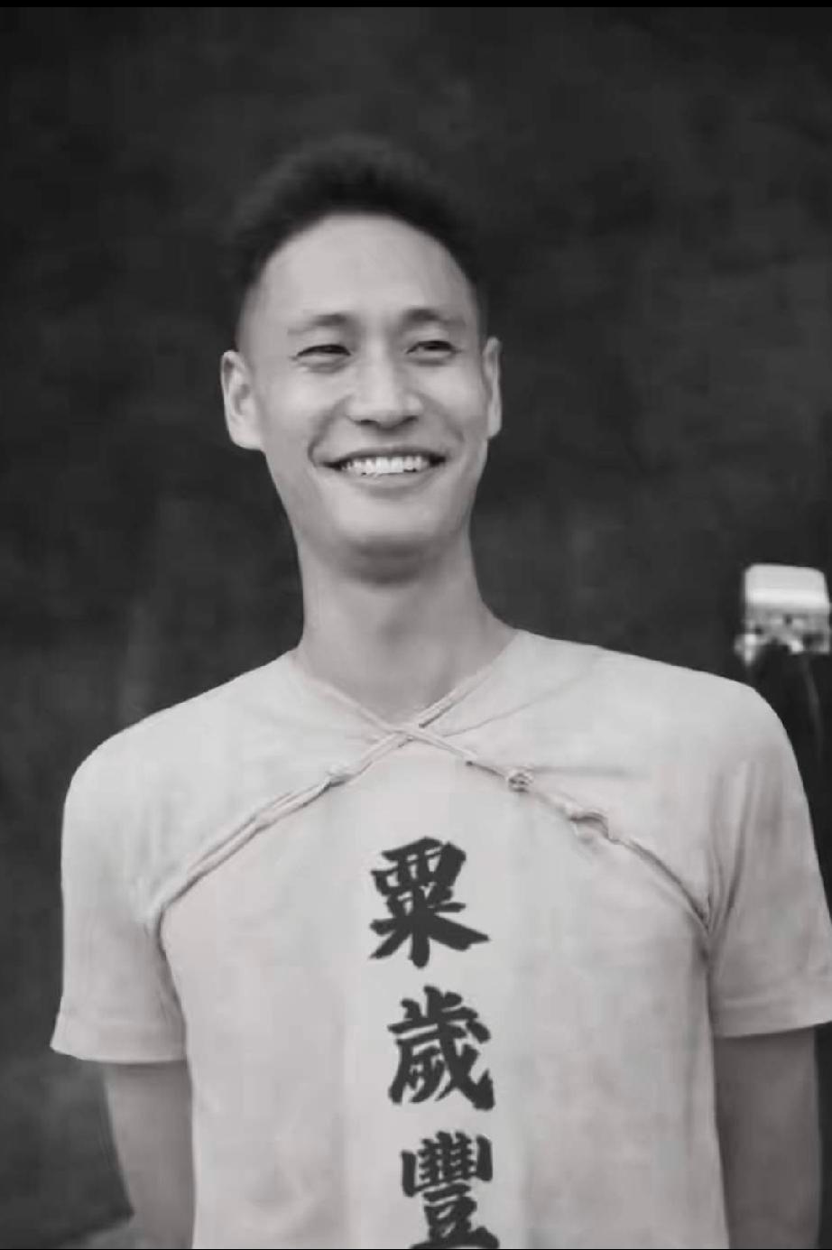 粟岁丰（1923—1950），四川崇州（原崇庆县）人，是隐蔽战线牺牲于台湾马场町