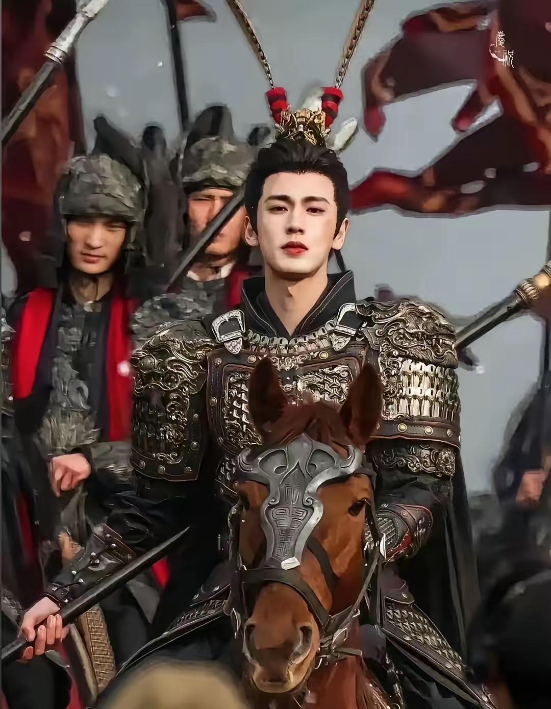 刚陷争议又遭围堵！张凌赫高铁站被贴身拦截，状态濒临崩溃！不得不说，人红遭人黑这