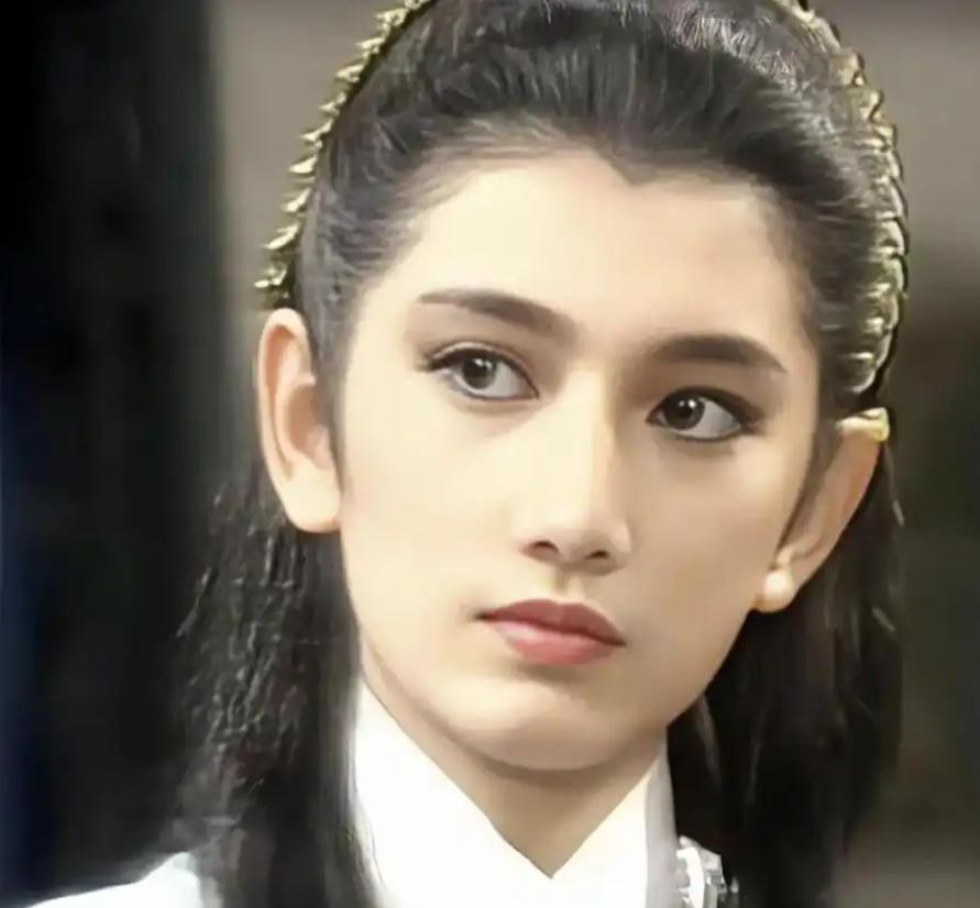 1975年，12岁的刘玉璞正在洗澡，醉醺醺地父亲发疯般地踹开门，冲进浴室里，死死