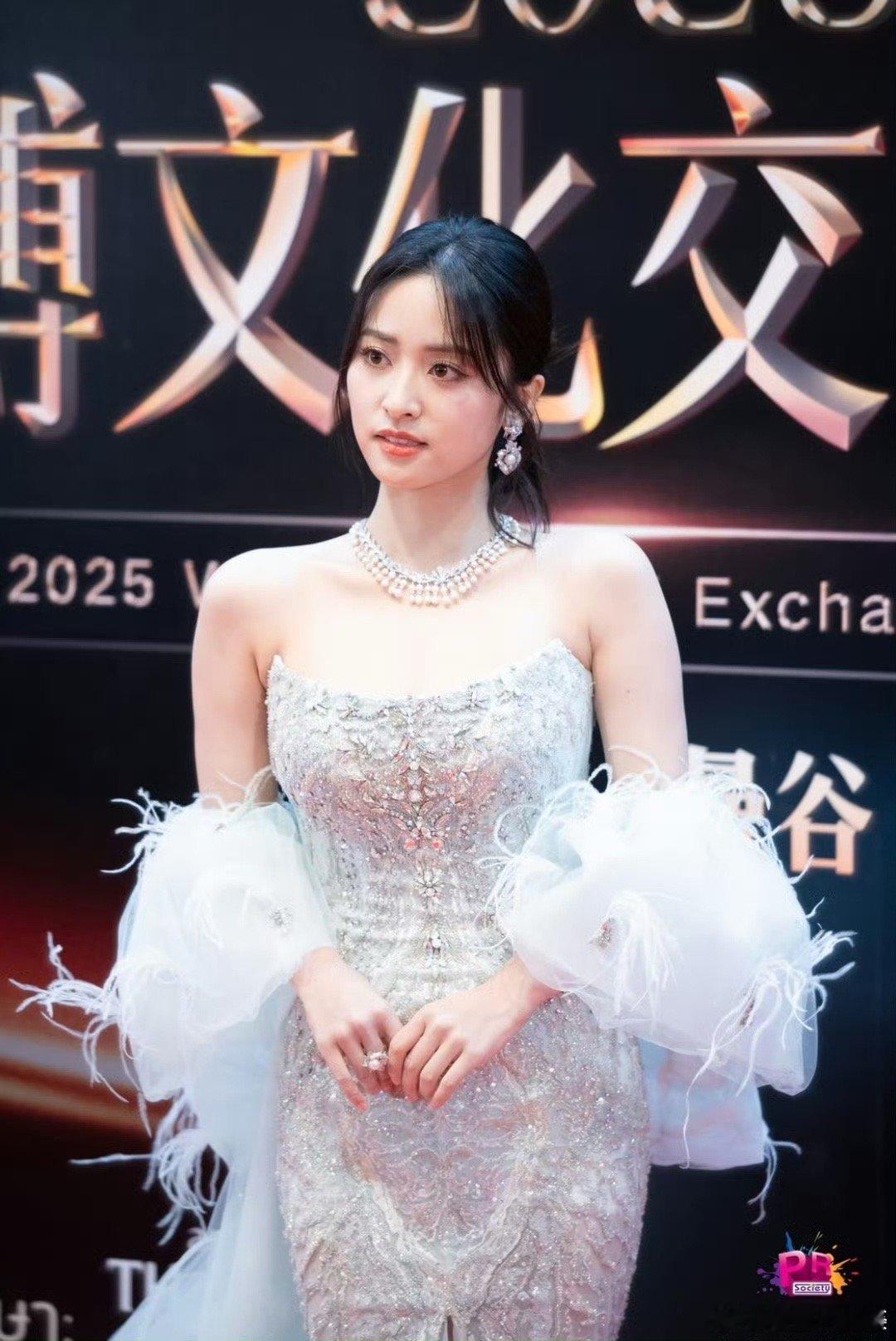 沈月和张予曦在微博文化交流之夜的衣服风格有点类似啊​​​