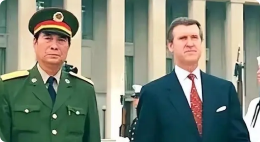 1998年，张万年出访美国，当他刚踏进美国宁堡陆军基地，一个美军司令突然跳了出来