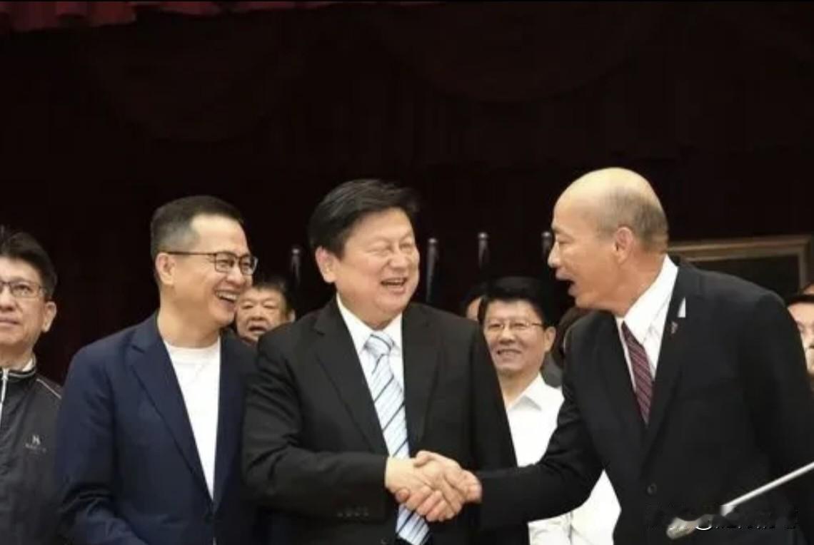 闹翻又和好？韩国瑜与傅琨萁像没事发生一样，在今天罗智强举办的“说历史陪爸妈”首映