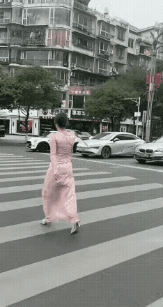 有没有可能，宝马车里是她老公？