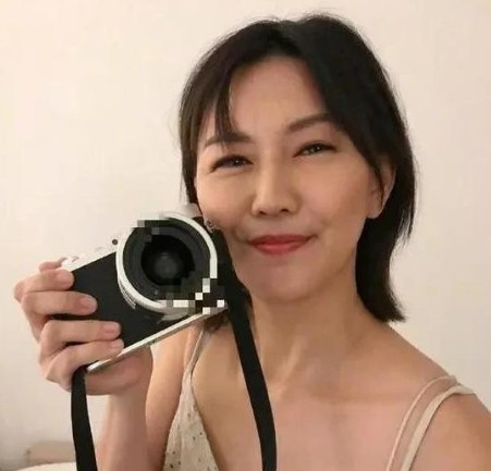 2018年，孙燕姿和林俊杰逛街时，看上一款价格不菲的相机，她嫌弃太贵，林俊杰非常