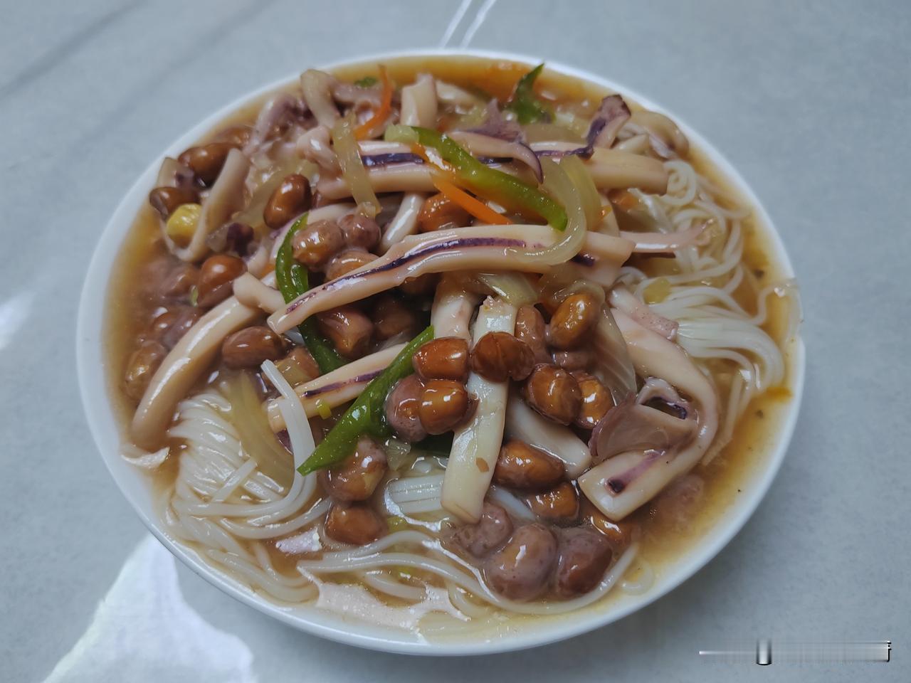 今天是周末，下午吃面条，虽然能省事点，但我还是两点多点就到了厨房，把明天要吃的牛