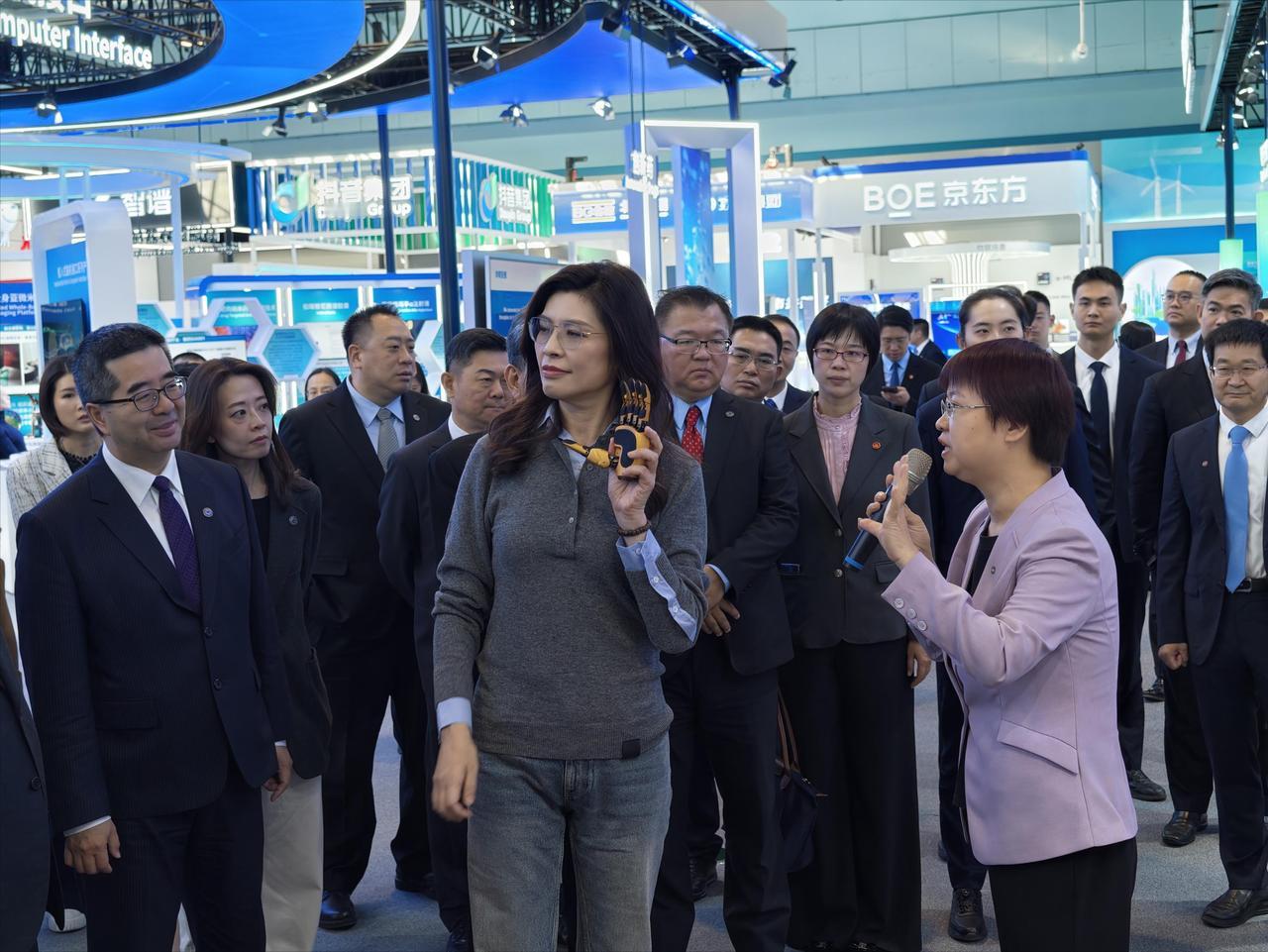 郑丽文大陆行藏玄机！放着重磅会谈不优先，特意扎进清华附中，摸完学生仿生手直言想带