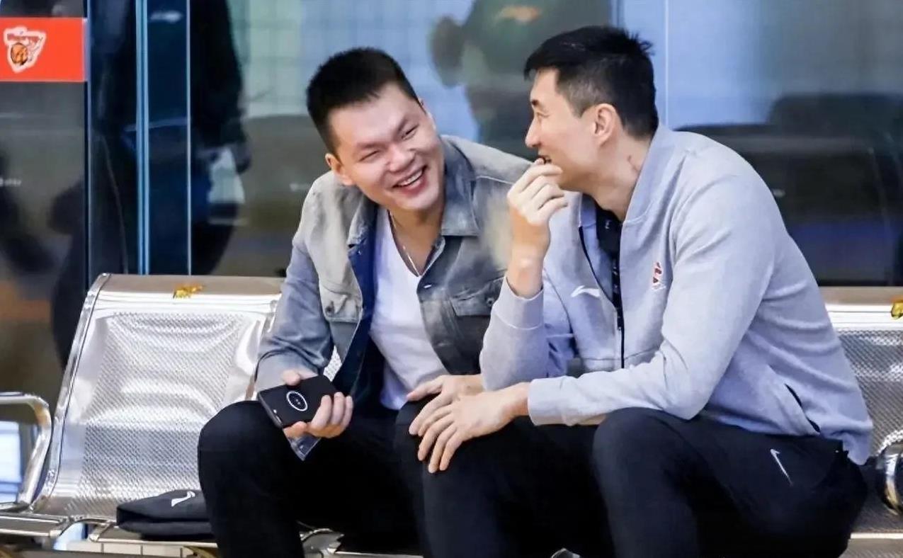 目前人员顶盛配置的北汽,不弱杜锋执教广东的三连冠,当时杜锋执教广东,内线有易建联