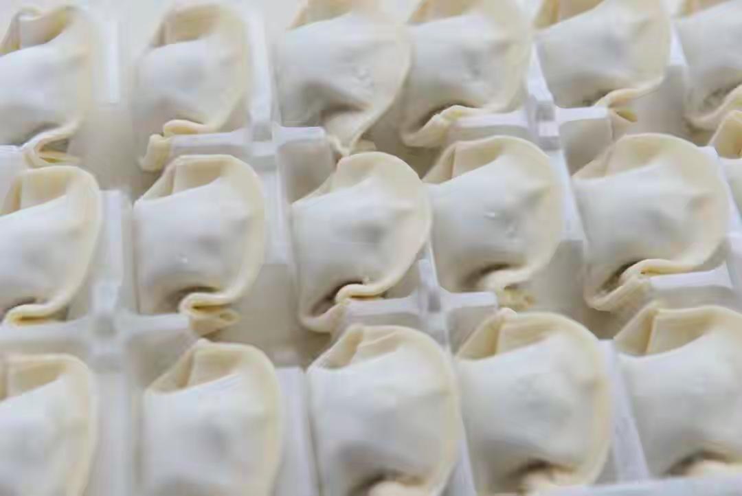 9.9元就能买一大袋？可没人跟你说过：那包饺子背面，生产日期旁边，印着七行极小