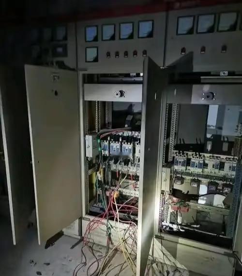 老电工不满意新来电工工资，在这厂呆了8年的电工工资才7000元一月，后面新进来的