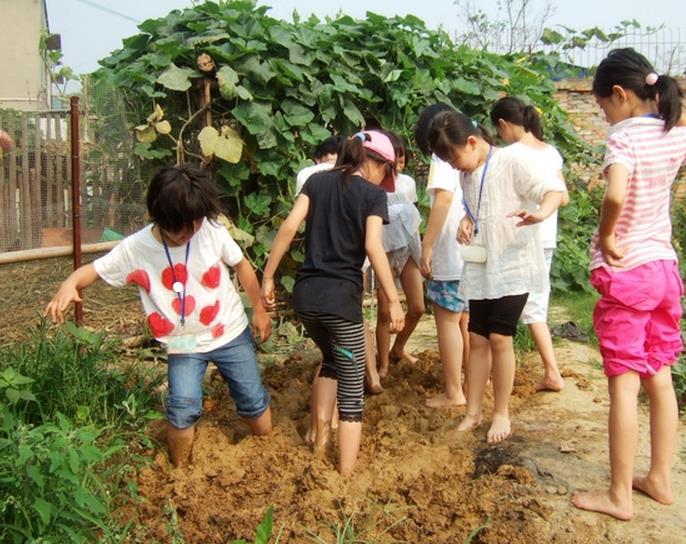 家里小孩最近迷恋上“踩泥巴”? 快检查一下, 是不是跟他看的动画片有关