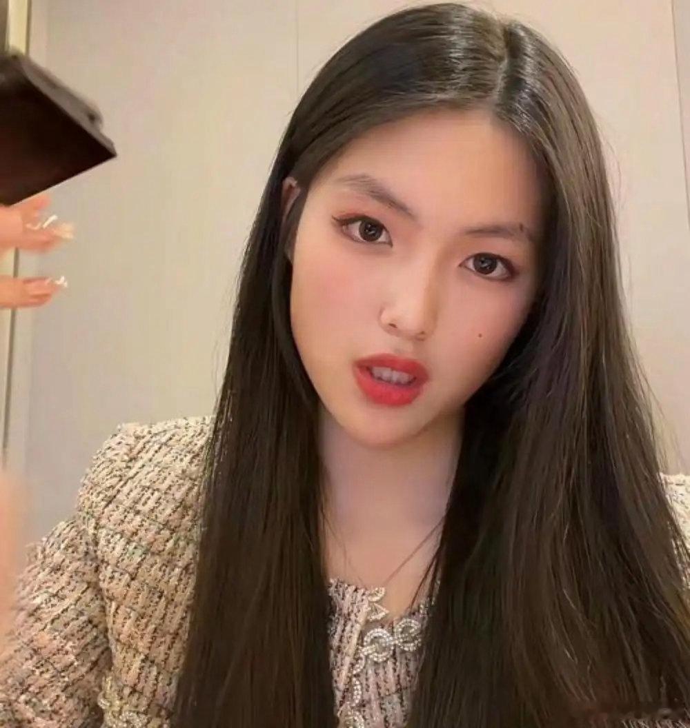 15岁的王诗龄与李湘宛如一个模子刻出，眉眼神态完全复刻妈妈年轻模样，星二代撞脸背后是家教传承​