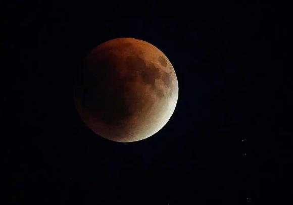 重磅新闻：月球附近发现巨型UFO群最近，天文学界出了个大新闻，乌克兰国家科学院