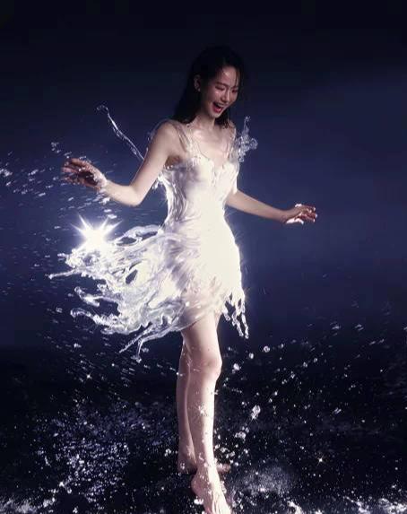 这跟“裸奔”有啥区别？戚薇身穿一件3D打印水花裙亮相武汉，整件裙子近乎全透明，内