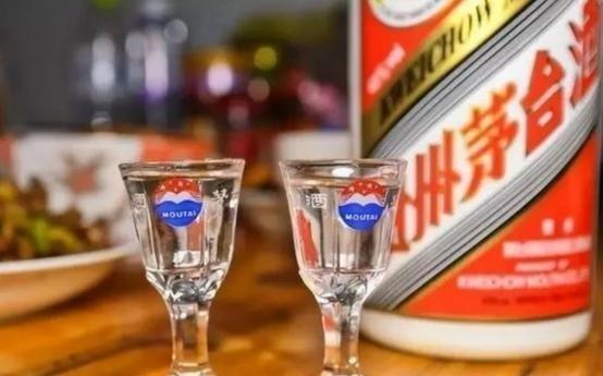茅台为什么会赠送两个小酒杯？飞天茅台从1998年起在包装中加入两个小杯子，起因
