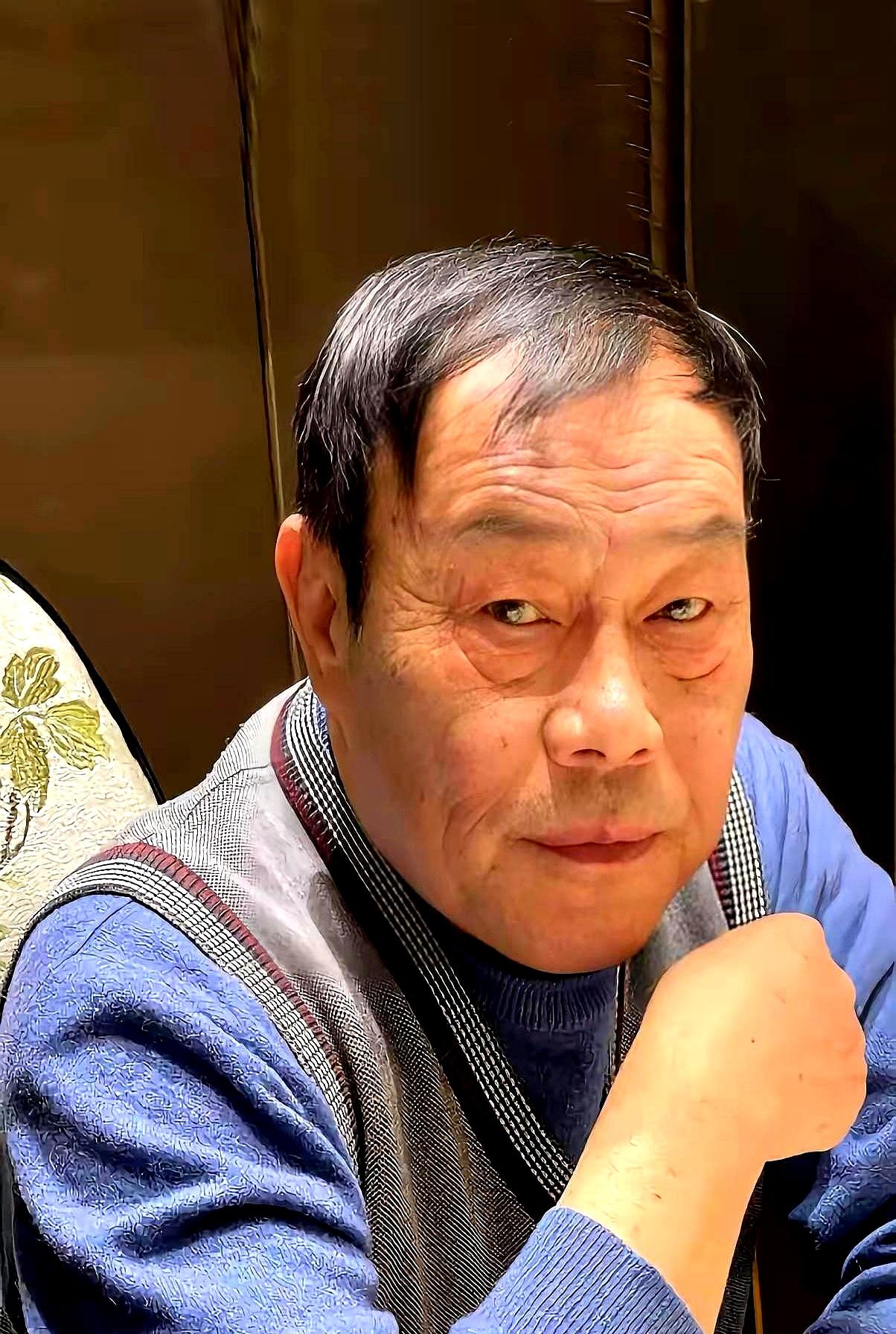 郭德纲又赢了。杨议在那头数落了老郭一年多，郭德纲就是不接茬，反手把人家亲